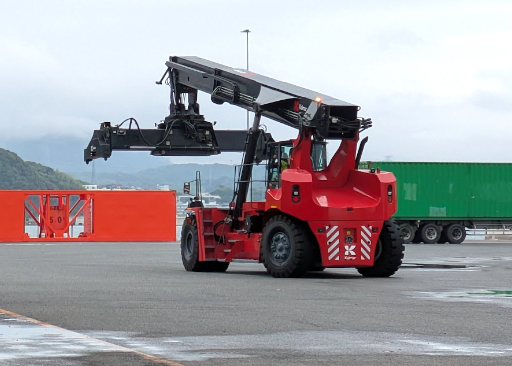 保護中: 事例紹介：カルマー社製リーチスタッカー 下関港・長州出島への納入